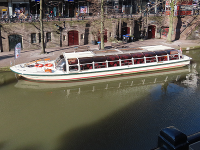 912499 Afbeelding van de rondvaartboot 'Bernard Schuttevaer', aan de werf onder het 'House Modernes' (hoek ...